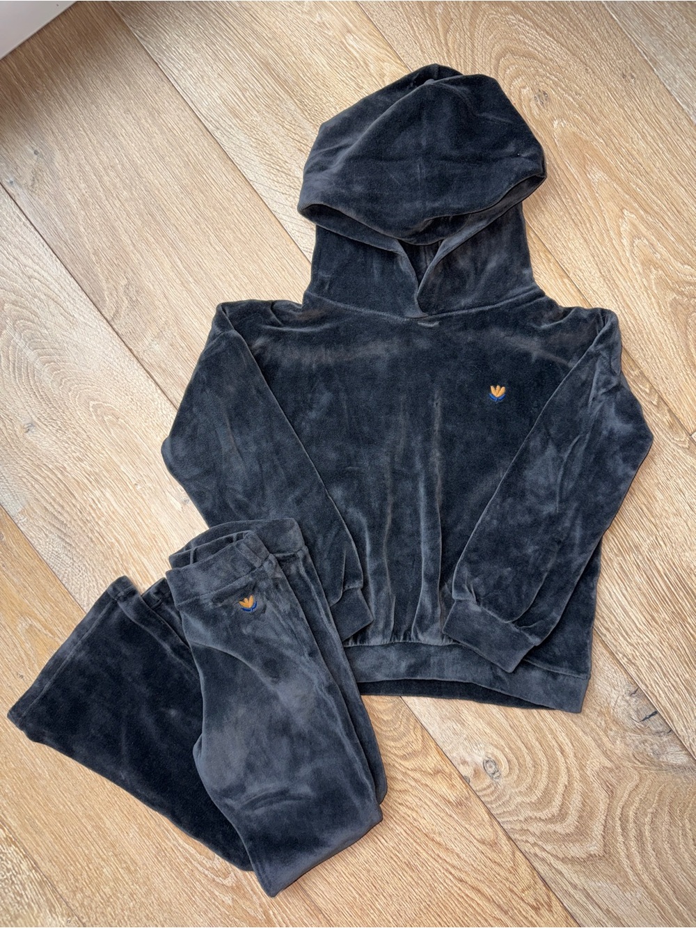 Girls’ BÚHO Velvet organic cotton hoodie and flare pant | Charcoal grey Sz 6YR